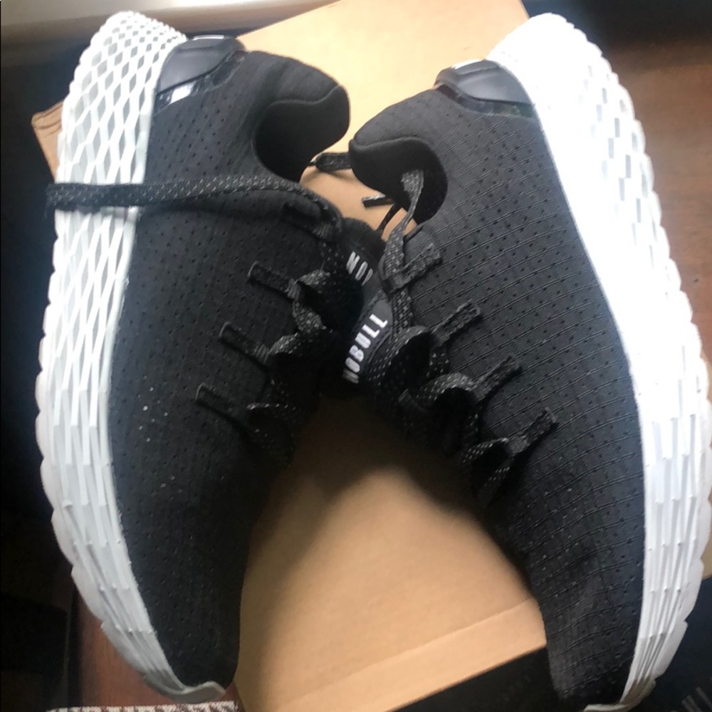 Sz 7 women’s Nobull runners